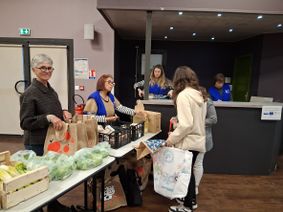 Distribution à l'antenne étudiante du Secours populaire à Mont-de-Marsan