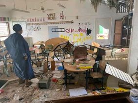 Une salle de classe de l'école primaire Cavani détruite à Mamoudzou, chef-lieu de Mayotte, le 14 décembre 2024 après le passage du cyclone Chido. ©Daniel Mouhamadi / AFP