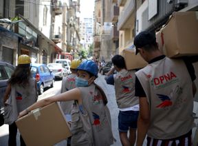 Grâce au soutien du Secours populaire, les bénévoles de DPNA, son partenaire au Liban, se sont mobilisés dès le lendemain de l'explosion du port de Beyrouth pour venir en aide aux sinistrés.