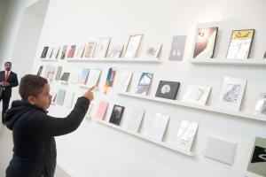 Des enfants à l'expo recto/verso