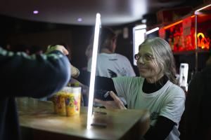 Pendant la soirée, une douzaine de bénévoles d'Île-de-France s’activent au bar, au vestiaire et au marchandising afin de collecter pour la solidarité.