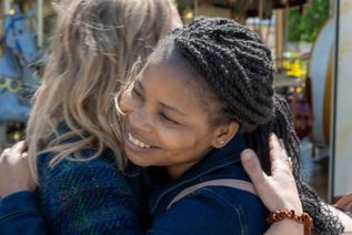 Lucie dans les bras d’Alicia, qui coordonne au sein du Secours populaire le projet « Je, tu, elles ». Le Mans, le 15 mai 2025.