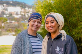 Alicia, bénévole du Secours populaire et Nataliya, Ukrainienne accueillie à la permanence du Secours populaire de Grasse dans les Alpes-Maritimes, en février 2023.