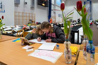 Le gymnase de Przemysl en Pologne a été transformé en centre d’accueil d’urgence pour les réfugiés ukrainiens au printemps 2022. Les bénévoles de notre partenaire PKPS organisent l’accueil et s’assurent de la dignité des lieux.