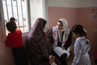Malaak, soignante de PMRS, spécialiste en santé féminine, échange avec une patiente.