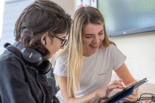 Egor, jeune Ukrainien de 16 ans, vient chaque jour au Centre éducatif pour la jeunesse de l’association moldave MilleniuM, afin de suivre sa scolarité en ligne. Il y est accueilli par sa compatriote Evgenia.