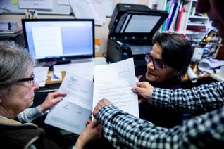 A Saint-Cyr-L'Ecole, une permanence juridique se tient régulièrement. Les personnes aidées viennent avec les documents nécessaires pour leurs démarches administratives et pour de l'aide relatives aux factures impayées.