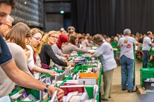 Bénévoles à la braderie du Secours populaire à Dijon en 2019