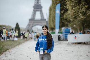 Sima Shamoyan, 17 ans, est bénévole au Secours populaire. Le 20 août à Paris, elle a participé à la « Journée de ouf » organisée pour les enfants « oubliés des vacances ».