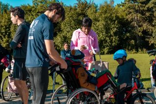 Course solidaire et inclusive organisée par le Secours populaire français sur la thématique des Jeux Olympiques et Paralympiques 2024.