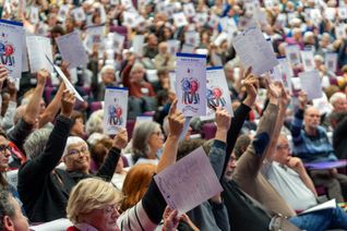 Au congrès, les congressistes tendent leurs mandants pour voter