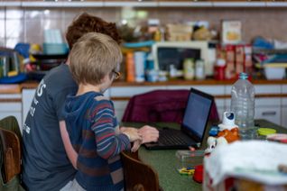Pauvreté en milieu rural : la famille de Laetitia et de son mari possède une ferme près de Dinan.Pour nourrir leur 5 enfants, ils font appel au comité de Dinan qui leur a aussi fourni un ordinateur pour la scolarité de leurs enfants qui, loin des services publics, remplit aussi son office.