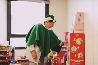 libre-service de jouets neufs et de colis festifs organisé dans les locaux de la fédération. Ce libre-service est à destination des familles accompagnées tout au long de l’année.