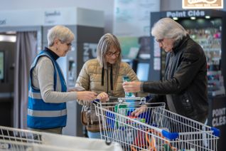 Collecte alimentaire par les bénévoles du Secours populaire français dans des hypermarchés.