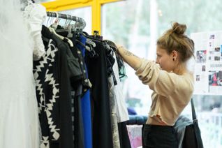Choix d'une tenue vestimentaire par une personne accompagnée par le Secours populaire français.