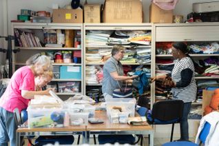 Personnes qui se rendent à une braderie solidaire organisée par le Secours populaire français
