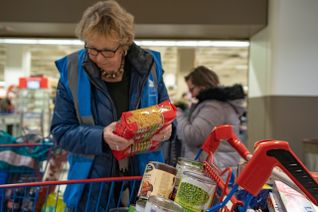 Collecte de produits alimentaires réalisée par des bénévoles du Secours populaire français dans un hypermarché.
