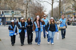 Des jeunes bénévoles du Secours populaire déambulent sur les rues d'un marché, dans le cadre de la campagne Don'actions.