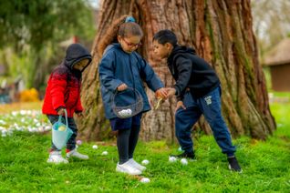Les enfants débutent la chasse aux œufs © Jean-Marie Rayapen/SPF