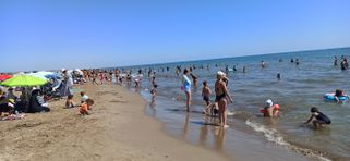 Bénévoles et familles à la plage à Gruissan