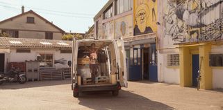 Découvrez le clip musical de l’hymne vibrant dédié aux bénévoles du Secours populaire et d’autres associations, né de la volonté de célébrer leur dévouement après la crise du Covid. Sollicités par Elevation Riddim, les artistes ont gracieusement prêté leurs talents, faisant de ce titre une ode à la solidarité.