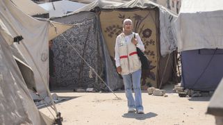 Weam Kilani, sage-femme au sein du Secours médical Palestinien (PMRS), dans le camp de Sheikh-Radwan (ville de Gaza), en juillet 2025. En une matinée, elle visite une quinzaine de patientes. ©PMRS/SPF
