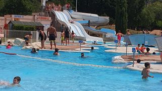 Enfants et accompagnateurs dans l'eau à la base de loisirs de Lunas