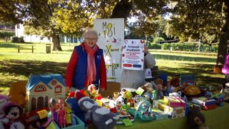 Annie tenant le stand jouet