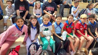 Les enfants attendant le spectacle avec les otaries