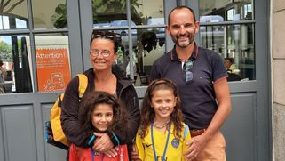 Nathalie et David Dosser encadrent les soeurs Nesrine et Shérine, devant la gare de Saint-Brieuc. Ils ont accueilli ces deux enfants dans leur famille durant deux semaines et tout le monde à le sourire avant le départ du train.