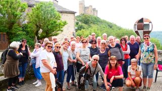 Photo des participants au voyage seniors 2024 en Aveyron, organisé par la fédération des Côtes d'Armor du Secours populaire français.