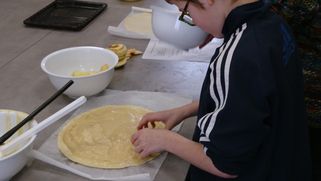 enfant qui prépare un gâteau