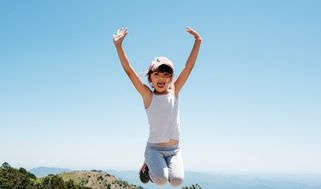Enfant saut joie vacances Cévennes