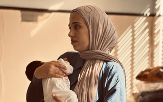 Fatima Abed Alnabi et sa fille Rita, dans l’école Dr Hikmat Al Sabbagh, où DPNA, notre partenaire au Liban, prodigue l’aide aux familles déplacées. Saïda, le 3 octobre 2024. ©Anthony Bou Rached