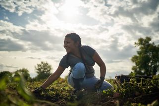 Kasandra, membre de la coopérative La Canasta Campesina, lors de sa venue en France en septembre 2022. Avec des femmes maraichères malienne de l’association Amscid, ainsi que des personnes aidées et bénévoles qui cultivent le jardin solidaire du Secours populaire à Clermont-Ferrand, cette paysanne salvadorienne a échangé savoir-faire et expériences.