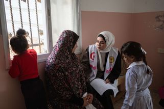 Malaak, soignante de PMRS, spécialiste en santé féminine, échange avec une patiente.