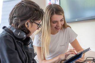 Egor, jeune Ukrainien de 16 ans, vient chaque jour au Centre éducatif pour la jeunesse de l’association moldave MilleniuM, afin de suivre sa scolarité en ligne. Il y est accueilli par sa compatriote Evgenia.