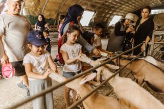 Les activités bénévoles prennent des formes multiples. Ici, un agriculteur accueille pour une Journée Bonheur des familles aidées toute l'année par le Secours populaire de Lons-le-Saunier (Jura)