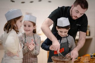 Christina, Yeva et Artem lors de l’atelier cuisine organisé par Damien Bertho, au comité du Secours populaire de Saint-Nazaire, le 30 octobre 2023.