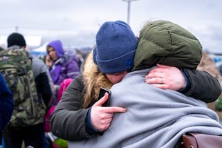 Une femme ukrainienne et sa mère, au poste frontière de Médika, à la frontière polonaise. 9 mars 2022