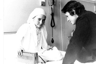 Miriam, jeune Palestinienne, a pu se faire opérer d'une malformation cardiaque en France grâce au partenariat entre le Secours populaire et PMRS. Elle est ici e compagnie d'Henriette Steinberg, actuelle Secrétaire générale du SPF.