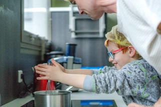 Dans la recette de Dany, il y a des gestes assez techniques. Il faut chauffer le chocolat et la vanille tout en les mélangeant.