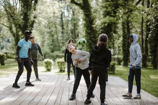 Enfants en colonie à Etampes qui jouent au ballon