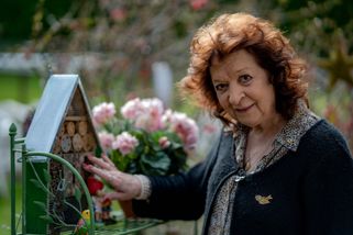 Dominique, dans son jardin en Corrèze, en mars 2024.