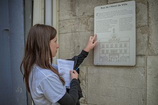 Lola, jeune de Belgarde dans l’Ain, cherche à résoudre l’enigme de l’hôtel de Ville de Nantua.