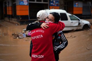 Espagne inondations deux femmes rues dévastées.