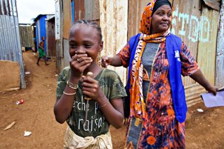 Mayotte bidonville tsingoni fille rit