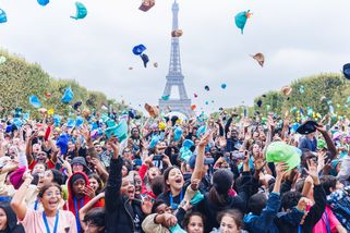 40000 enfants oubliés des vacances se sont retrouvés le 20 août sur le Champ-de-Mars pour vivre une "Journée de ouf". ©Stéphane By Balmy/SPF