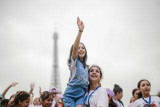 La Dame de Fer a veillé sur les 40 000 enfants oubliés des vacances invités par le Secours populaire pour une "Journée de ouf". Paris, 20 août 2025. ©Nathalie Bardou / SPF