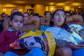 Des enfants émerveillés dans une salle de cinéma